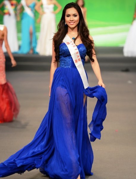 miss-world-hoa-hau-lung-tung-voi-vay-xuyen-thau