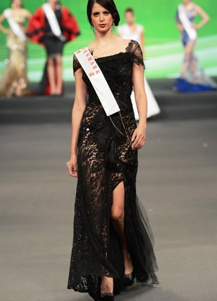 miss-world-hoa-hau-lung-tung-voi-vay-xuyen-thau