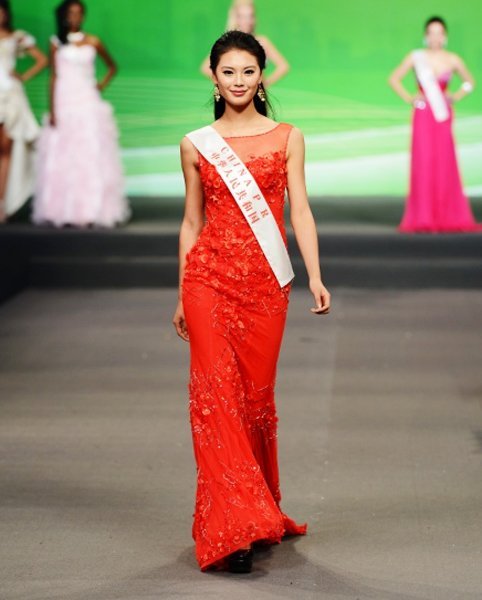 miss-world-hoa-hau-lung-tung-voi-vay-xuyen-thau