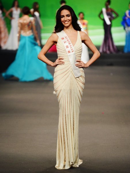 miss-world-hoa-hau-lung-tung-voi-vay-xuyen-thau