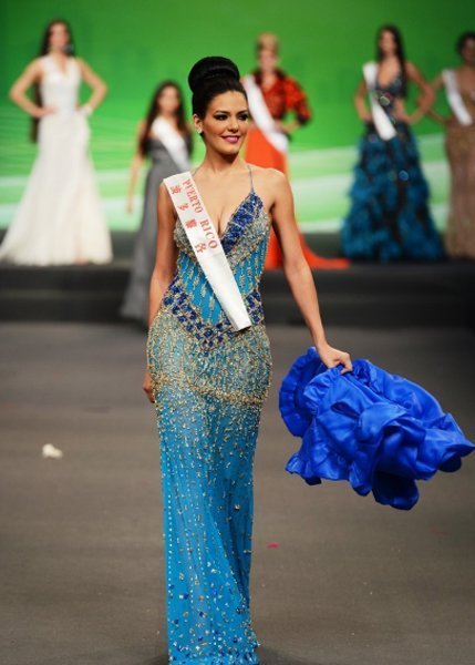 miss-world-hoa-hau-lung-tung-voi-vay-xuyen-thau