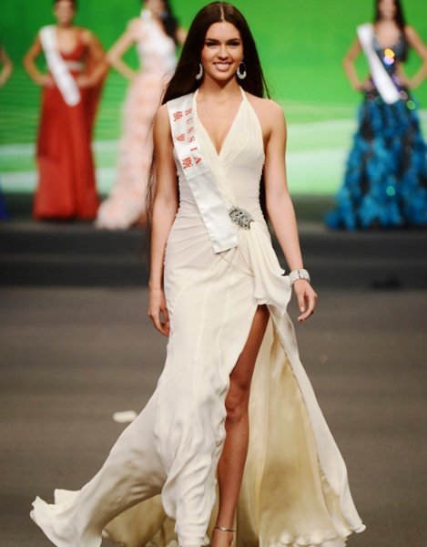 miss-world-hoa-hau-lung-tung-voi-vay-xuyen-thau