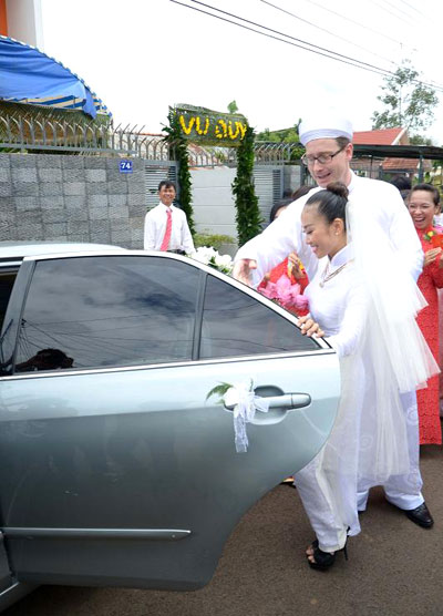 chu-re-tay-ao-dai-khan-dong-ruoc-co-dau-doan-trang