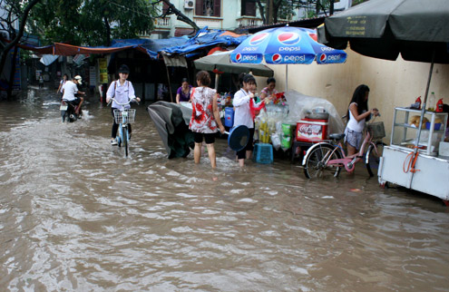 ha-noi-un-tac-keo-dai-vi-duong-ngap