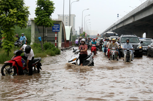 ha-noi-un-tac-keo-dai-vi-duong-ngap