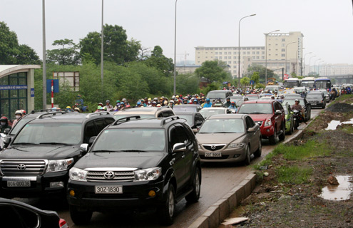 ha-noi-un-tac-keo-dai-vi-duong-ngap