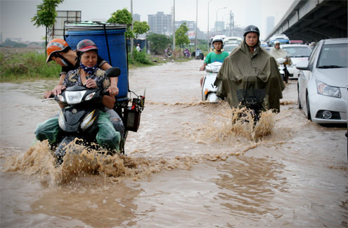 ha-noi-un-tac-keo-dai-vi-duong-ngap