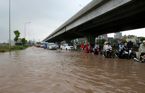 ha-noi-un-tac-keo-dai-vi-duong-ngap