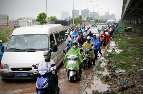 ha-noi-un-tac-keo-dai-vi-duong-ngap