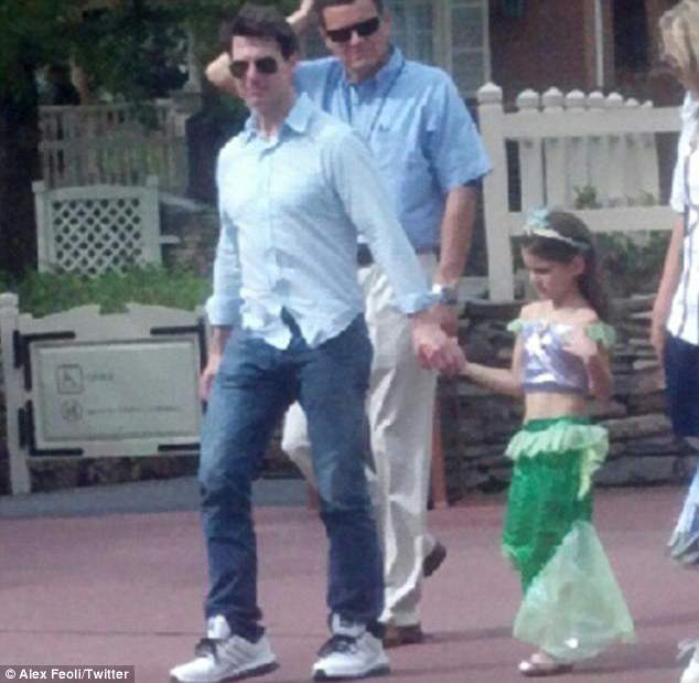 tom-cruise-dua-suri-di-choi-o-disney-world