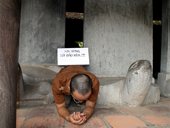 buc-anh-chang-trai-quy-goi-xin-dung-so-dau-rua-duoc-chup-tu-nam-2010