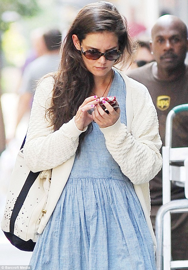 katie-holmes-tuoi-tre-voi-phong-cach-la-mat