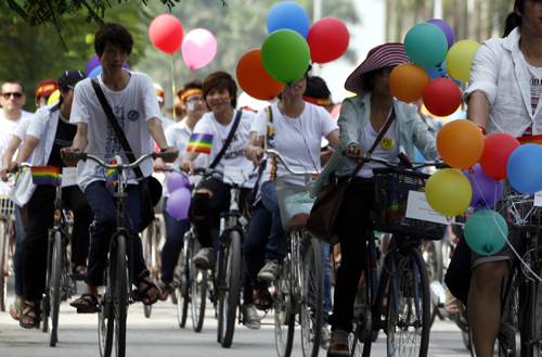 nguoi-dong-tinh-dieu-hanh-tren-duong-pho-thu-do