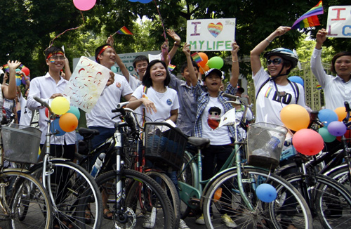 nguoi-dong-tinh-dieu-hanh-tren-duong-pho-thu-do