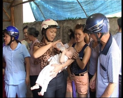 bo-con-6-thang-tuoi-ben-ve-duong-vi-hoan-canh-kho-khan