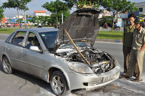 Ôtô Lifan bốc cháy trên đại lộ