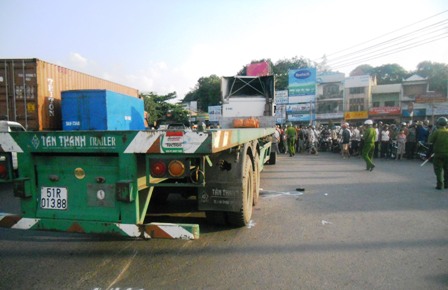 bi-xe-container-cuon-vao-gam-mot-thai-phu-chet-tham