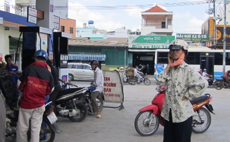 vo-tu-nghe-dien-thoai-trong-cay-xang-sau-quy-dinh-cam