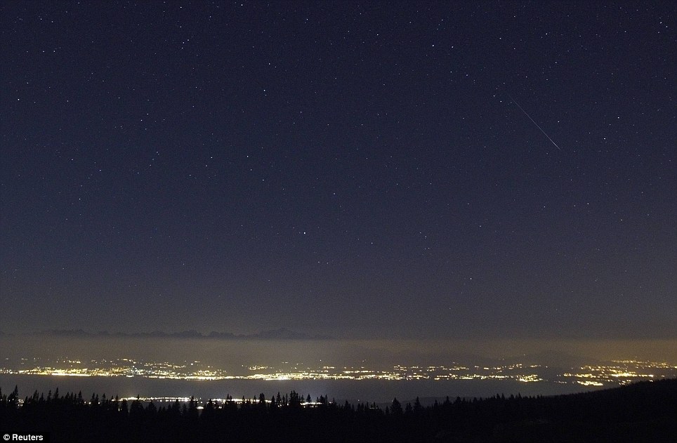 ngam-mua-sao-bang-perseid-tren-khap-hanh-tinh