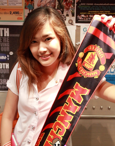 fan-nu-nguoi-thai-cua-man-united-gay-bao-trong-cong-dong-mang