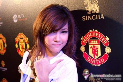 fan-nu-nguoi-thai-cua-man-united-gay-bao-trong-cong-dong-mang