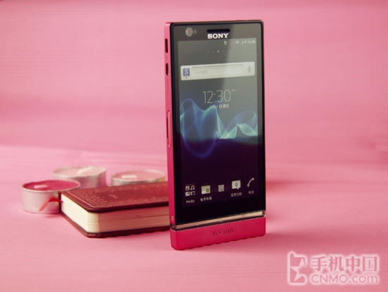 nong-bong-tay-voi-sony-xperia-p-sieu-nu-tinh