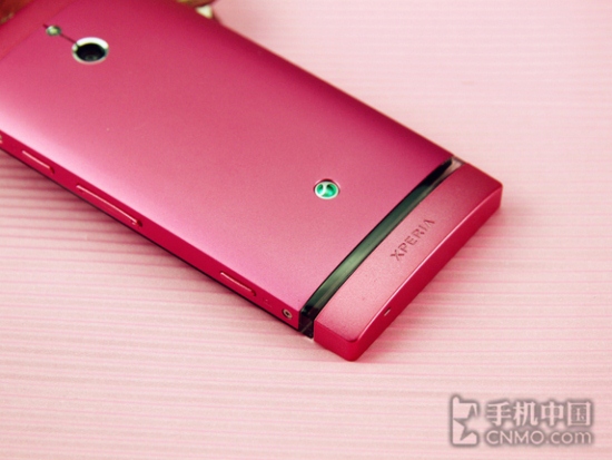 nong-bong-tay-voi-sony-xperia-p-sieu-nu-tinh