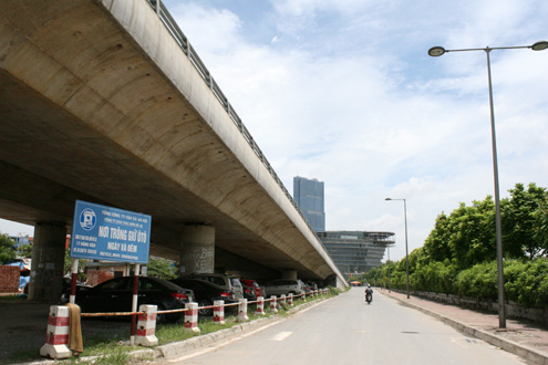 quan-nuoc-tren-cau-vuot-dai-lo-thang-long