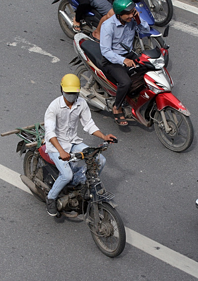 xe-qua-date-tung-hoanh-tren-duong-pho-ha-noi