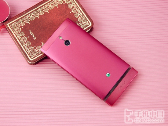 nong-bong-tay-voi-sony-xperia-p-sieu-nu-tinh