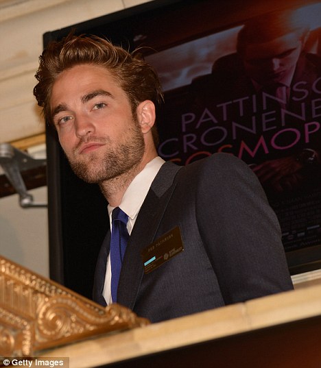 robert-pattinson-bi-fan-nu-vay-quanh-khi-ra-pho