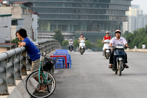 quan-nuoc-tren-cau-vuot-dai-lo-thang-long