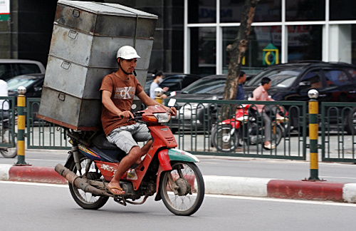 xe-qua-date-tung-hoanh-tren-duong-pho-ha-noi