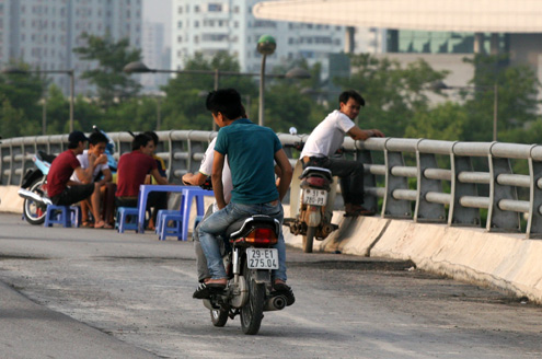 quan-nuoc-tren-cau-vuot-dai-lo-thang-long