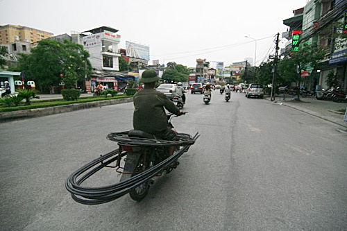 xe-qua-date-tung-hoanh-tren-duong-pho-ha-noi