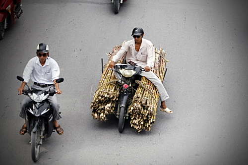 xe-qua-date-tung-hoanh-tren-duong-pho-ha-noi