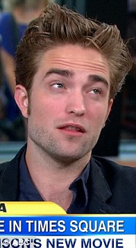 robert-pattinson-ne-tranh-cau-tra-loi-ve-moi-quan-he-voi-kriten