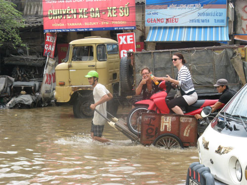 du-khach-tay-ngac-nhien-thich-thu-voi-canh-ha-noi-ngap