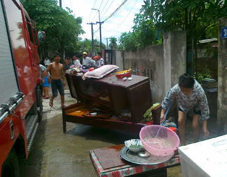 nghe-an-ba-hoa-thieu-rui-xuong-xop-khu-dan-cu-hoang-loan