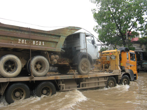 du-khach-tay-ngac-nhien-thich-thu-voi-canh-ha-noi-ngap