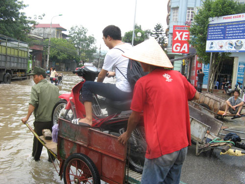 du-khach-tay-ngac-nhien-thich-thu-voi-canh-ha-noi-ngap