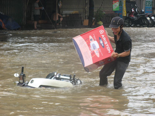 du-khach-tay-ngac-nhien-thich-thu-voi-canh-ha-noi-ngap