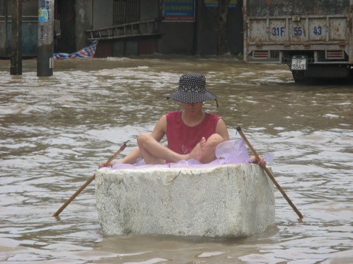 du-khach-tay-ngac-nhien-thich-thu-voi-canh-ha-noi-ngap