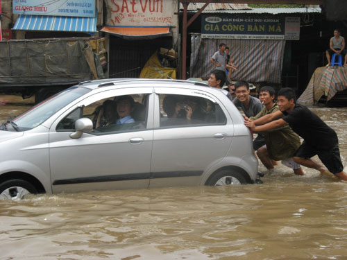 du-khach-tay-ngac-nhien-thich-thu-voi-canh-ha-noi-ngap