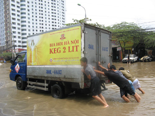 du-khach-tay-ngac-nhien-thich-thu-voi-canh-ha-noi-ngap