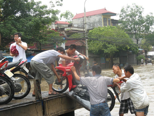 du-khach-tay-ngac-nhien-thich-thu-voi-canh-ha-noi-ngap