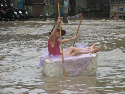 du-khach-tay-ngac-nhien-thich-thu-voi-canh-ha-noi-ngap