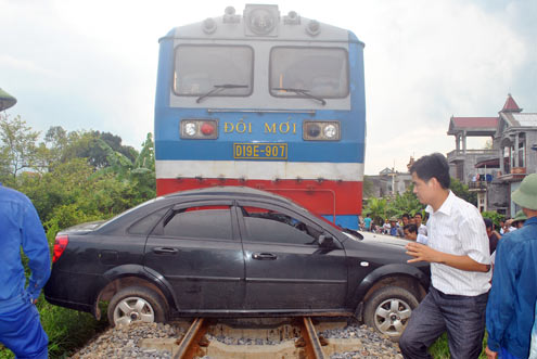 tau-hoa-day-xe-hop-va-6-nguoi-di-xa-hang-tram-met