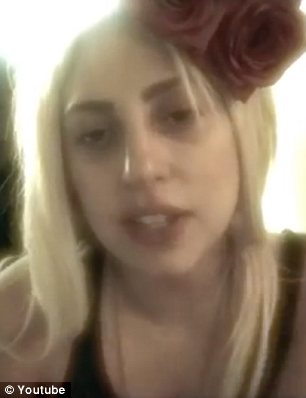 lady-gaga-khoe-nguc-tran-tren-youtube