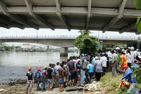 tphcm-mot-nguoi-dan-ong-nhay-cau-tu-van